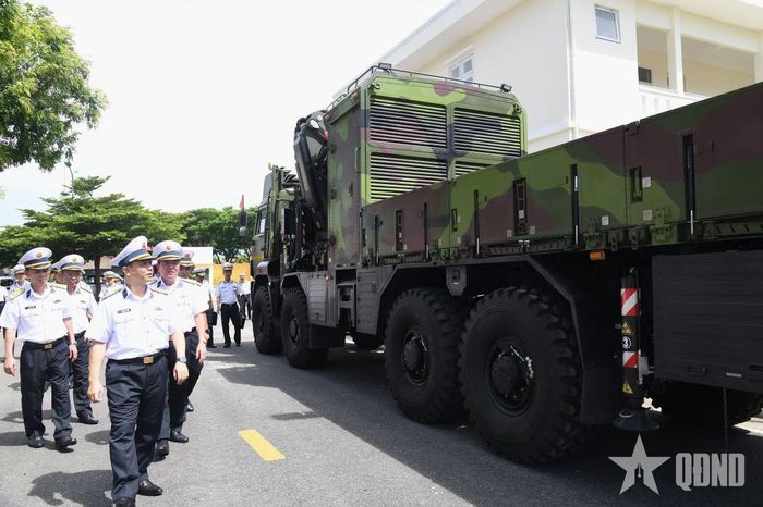 Đại tá Phạm Anh Tuấn, Tư lệnh Vùng 3 Hải quân kiểm tra công tác huấn luyện vũ khí trang bị mới tại Lữ đoàn 680. 