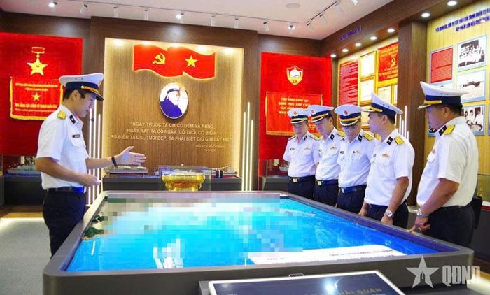 Thủ trưởng Cục Chính trị Hải quân (thứ 4 bên ngoài vào) kiểm tra phòng truyền thống Lữ đoàn 172. 