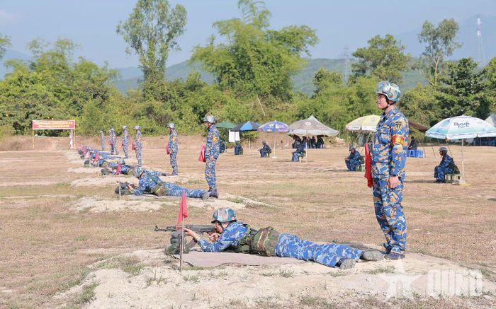Kiểm tra bắn đạn thật chiến sĩ mới tại Tiểu đoàn 355, Vùng 3 Hải quân. 