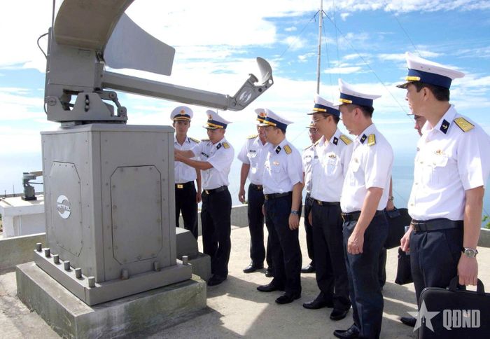  Đại tá Phạm Anh Tuấn, Tư lệnh Vùng 3 Hải quân kiểm tra công tác sẵn sàng chiến đấu tại Trung đoàn ra-đa 351.  