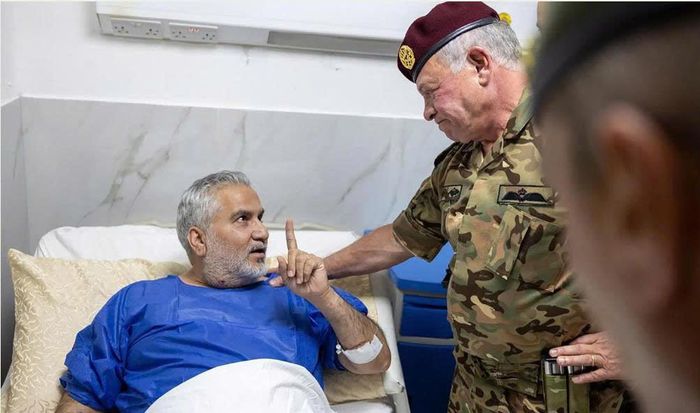 Quốc vương Jordan Abdullah II đến thăm người bị thương trong vụ tấn công nhà thờ hôm 23-10. Ảnh: Arab News
