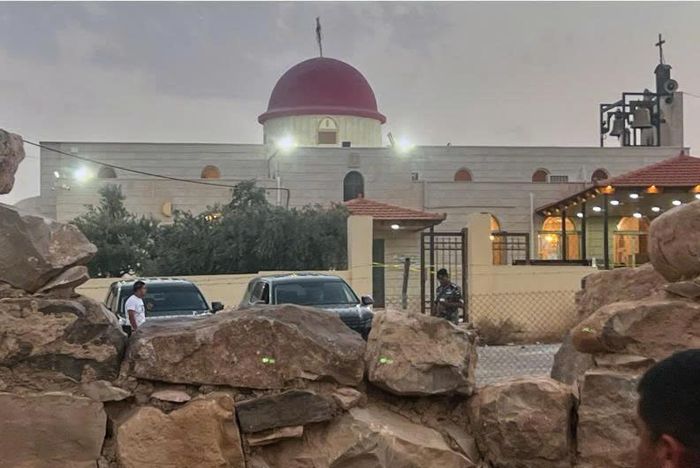An ninh thắt chặt bên ngoài nhà thờ Chính thống Hy Lạp ở Hammoud, miền Nam Jordan sau vụ xả súng. Ảnh: Arab News