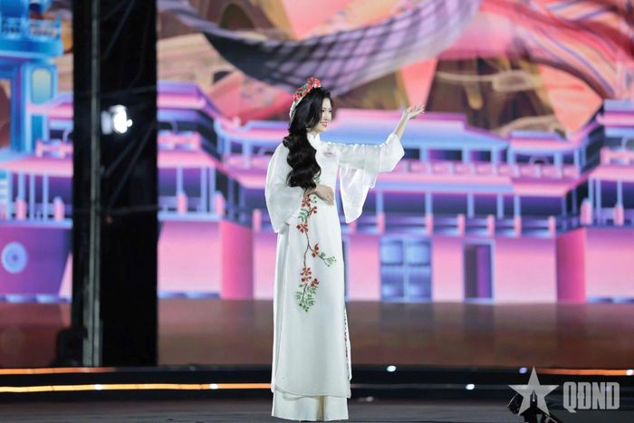  Thí sinh Hoa hậu Việt Nam 2026 trong trang phục áo dài lấy cảm hứng từ hoa phượng - loài hoa đặc trưng của TP Hải Phòng. 