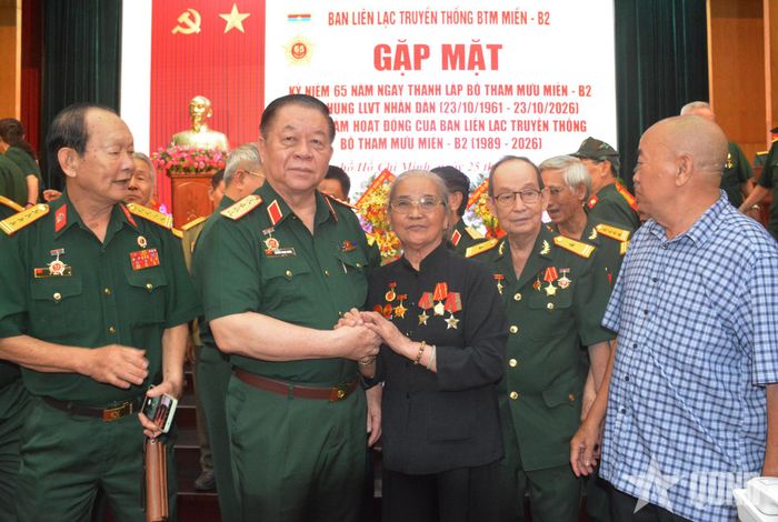 Đại tướng Nguyễn Trọng Nghĩa trò chuyện với các cựu chiến binh. 