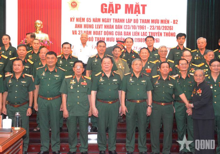Đại tướng Nguyễn Trọng Nghĩa chụp ảnh với các đại biểu.