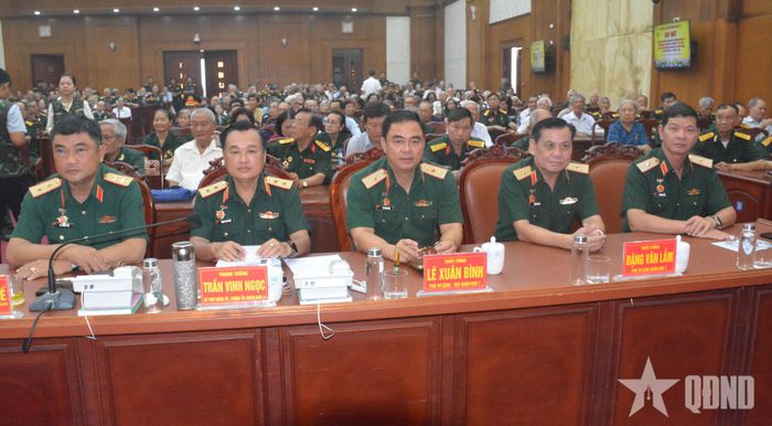 Các đồng chí trong Bộ tư lệnh Quân khu 7 và các đại biểu dự gặp mặt.