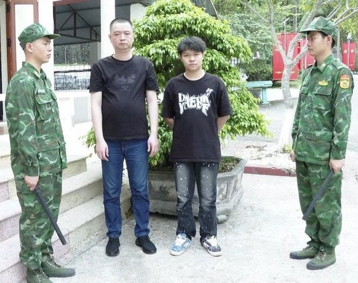  Hai người xuất cảnh trái phép bị bắt giữ. Ảnh: VI TOÀN 