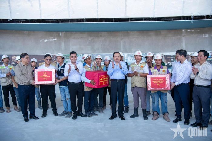 Chủ tịch Quốc hội Trần Thanh Mẫn và Đoàn thăm hỏi, động viên, trao quà tặng đội ngũ kỹ sư, công nhân, người lao động đang trực tiếp làm việc tại các dự án. 