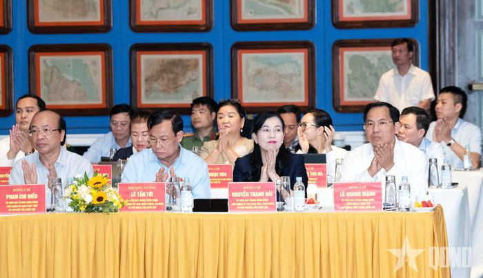  Các đại biểu tham dự cuộc làm việc.
