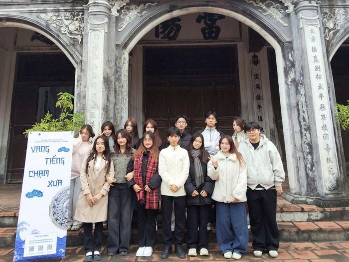  Phạm Thị Ngọc Bích (thứ 4 hàng trước từ trái sang) cùng các bạn trẻ tham gia chương trình trải nghiệm “Vang Tiếng Chạm Xưa” của dự án Bạc Hôme. Ảnh do nhân vật cung cấp  