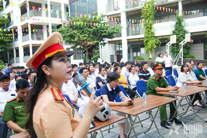  Báo cáo viên Phòng CSGT Công an TP Hà Nội phổ biến các quy định về bảo đảm an toàn giao thông.  