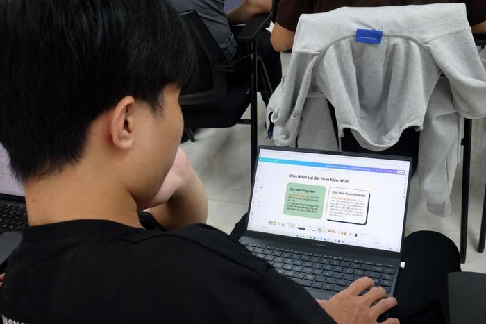 Thành viên các đội kiểm tra lại các nội dung trước khi bước vào phần thi của mình.