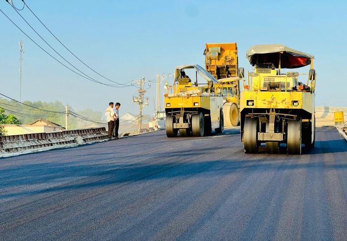 Trước đó, để giảm tải hệ phương tiện đi lại của hai đường gom do ảnh hưởng của mưa, Ban Quản lý dự án đường bộ miền Trung đã cho phép các loại xe máy, ô tô lưu thông qua cầu. Tuy nhiên, việc các phương tiện đi lại quá nhiều cũng gặp nhiều bất cập về tính an toàn.