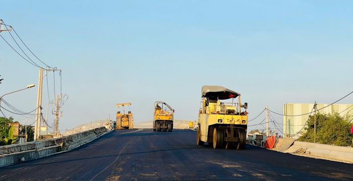 Dự án cải tạo, nâng cấp quốc lộ 14E đã hoàn thành hơn 90% khối lượng. Thời gian qua, đoạn cầu vượt đường sắt là nút thắt lớn nhất của dự án do ảnh hưởng của giải phóng mặt bằng, xe trọng tải lớn di chuyển liên tục, đặc biệt thời tiết thường xuyên có mưa nên ảnh hưởng nghiêm trọng đến tiến độ.