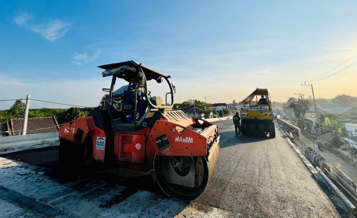 Sau khoảng thời gian nắng ráo, chủ đầu tư đã yêu cầu nhà thầu tập trung thiết bị, nhân công để đẩy nhanh tiến độ, đặc biệt khẩn trương thảm bê - tông nhựa.