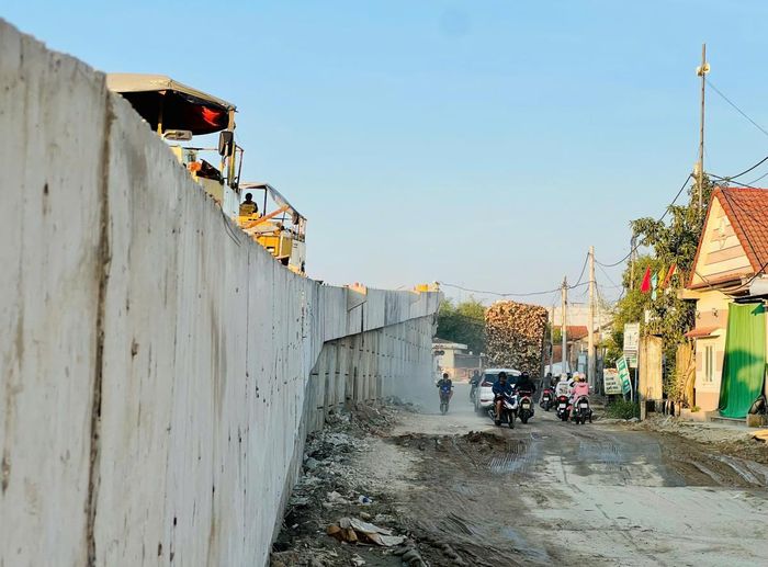 Hệ thống đường gom hai bên thời gian qua liên tục bị ùn ứ giao thông, đặc biệt khoảng thời gian xuất hiện mưa thường xuyên. Tại các giờ cao điểm cùng với việc dừng chờ tàu hỏa, hàng trăm phương tiện đã không thể di chuyển, thậm chí bị lún, sa lầy.