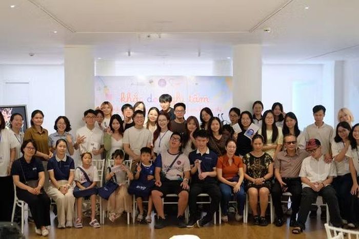 Ban tổ chức, người tham gia và đại diện Trung tâm Khiếm thị Bàn tay Khéo léo tại workshop “khắc dots ghi tâm”.