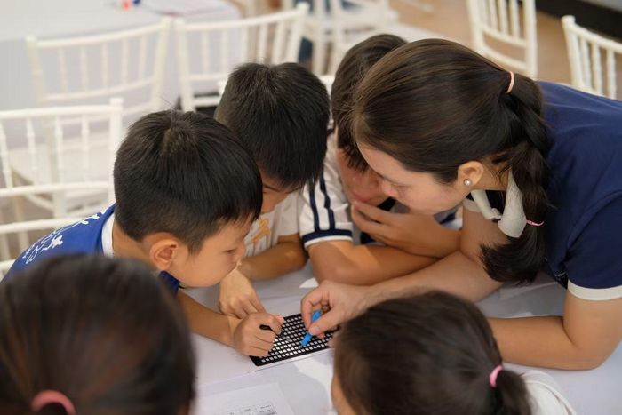 Trung tâm Khiếm thị Bàn tay Khéo léo đồng hành chuyên môn cùng workshop “khắc dots ghi tâm”