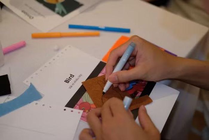 Người tham gia thực hành dập chữ nổi Braille để làm flashcard từ vựng tiếng Anh.
