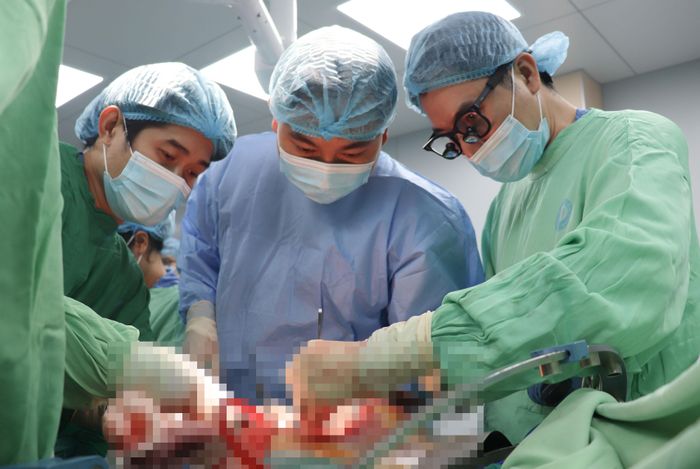Ê-kíp bác sĩ Bệnh viện Nhi đồng 2 và Bệnh viện Chợ Rẫy (TPHCM) thực hiện ghép thận cho bệnh nhi. Ảnh: BVCC