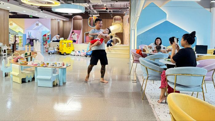 Nhiều chị em chọn kids cafe để hẹn hò, xử lý công việc vì có hẳn các khu trò chơi để trẻ khám phá. Ảnh: HOA LÀI