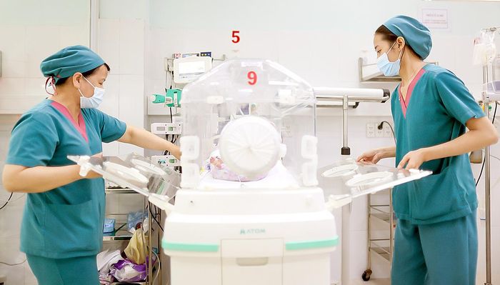 Các điều dưỡng khoa Hồi sức sơ sinh, Bệnh viện Nhi Đồng 2 (TPHCM) trong giờ làm việc (ẢNH: HOÀNG TRIỀU)