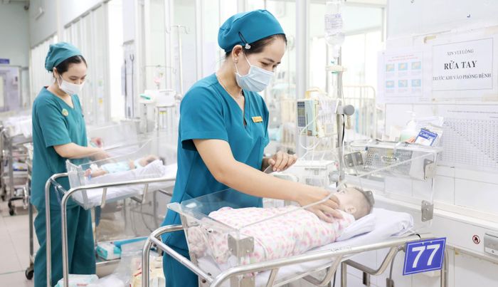 Tỉ mỉ trong từng thao tác chăm sóc trẻ