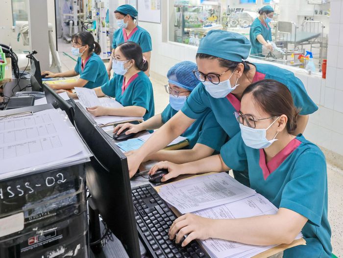 Công việc điều dưỡng luôn tất bật, không ngừng nghỉ