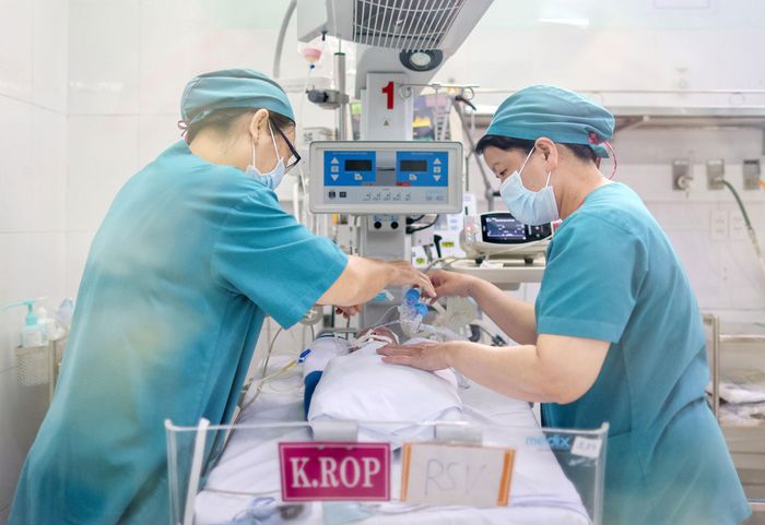 Các điều dưỡng viên khoa Hồi sức sơ sinh chăm sóc trẻ sinh non phải thở máy