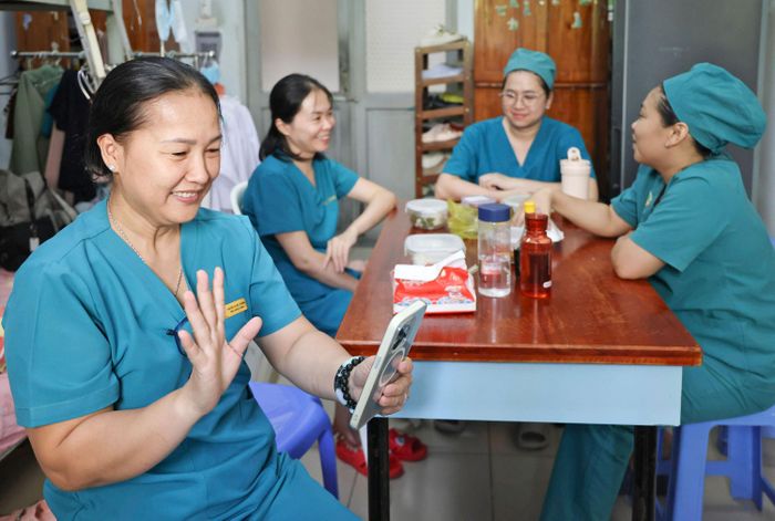 Tranh thủ giờ nghỉ trưa, cô điều dưỡng Nguyễn Thị Diệu Trường gọi điện về thăm con trai
