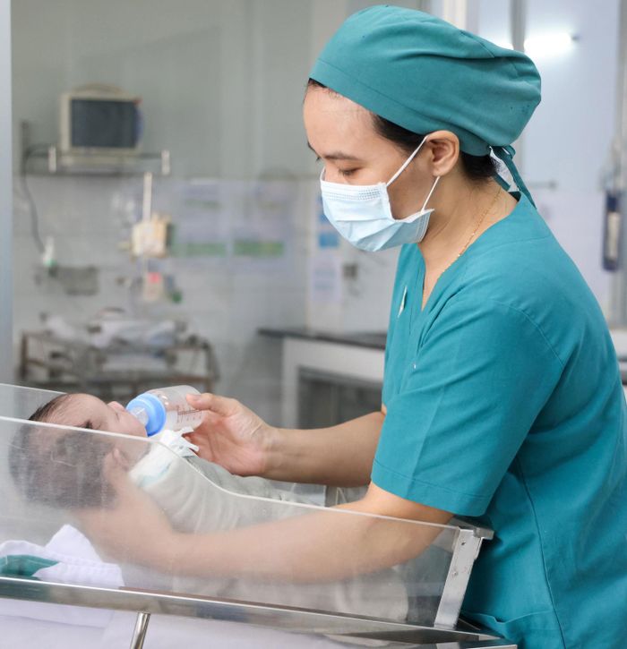 Khoảnh khắc nâng niu cho em bé uống sữa