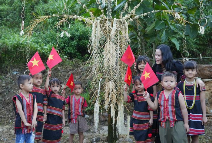 Hoạt động phục dựng diễn ra tại khu dân cư Bằng La (thôn Tak Xoai, xã Trà Leng, TP Đà Nẵng). Ảnh: XUÂN QUỲNH