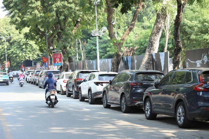  Giá trông giữ ô tô ở nội đô TP Hà Nội tăng từ ngày 15-10, có nơi tăng hơn 2 lần. Ảnh: TIẾN CƯỜNG 
