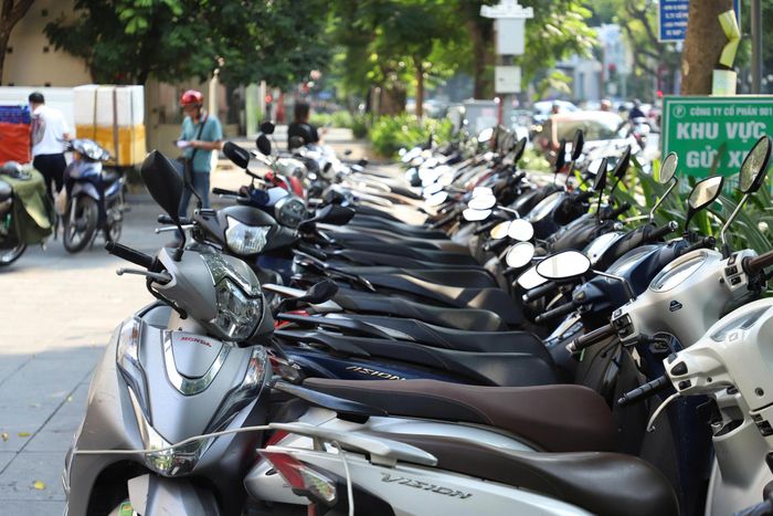  Một điểm giữ xe máy. Ảnh: TIẾN CƯỜNG 