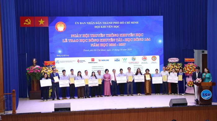  Các cá nhân, nhà tài trợ trao tặng sec tượng trưng số tiền đóng góp cho Học bổng 1&1 