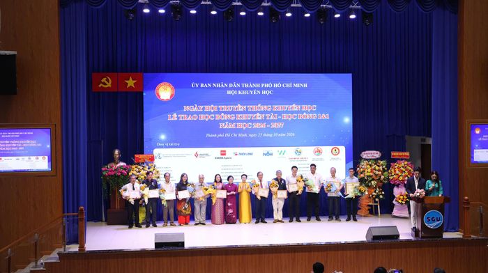  Trung ương Hội Khuyến học Việt Nam trao bằng khen và kỷ niệm chương cho 1 tập thể và 12 cá nhân có thành tích xuất sắc trong công tác khuyến học, khuyến tài 