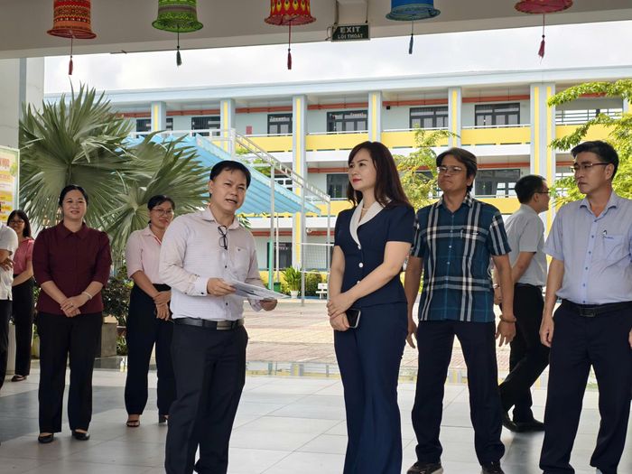 Đoàn khảo sát Trường Tiểu học - THCS Tạ Uyên, xã Thới Sơn. Ảnh: Nguyễn Tân