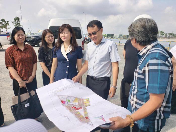 Đoàn khảo sát dự án Khu đô thị Đại học Quốc tế tại xã Xuân Thới Sơn. Ảnh: Nguyễn Tân