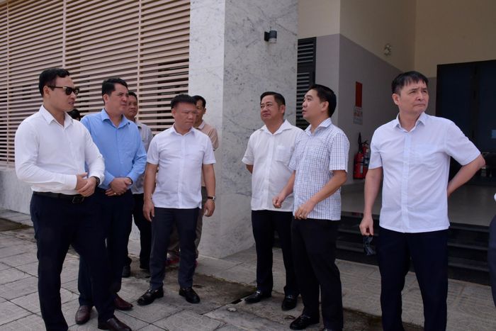Đoàn công tác trao đổi với lãnh đạo xã Long Điền tại Công viên Di tích lịch sử - văn hóa Bàu Thành. Ảnh: TRÚC GIANG