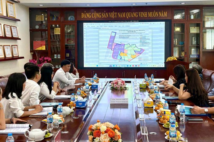 Đoàn khảo sát tại Khu công nghiệp Vĩnh Lộc, xã Vĩnh Lộc. Ảnh: SONG MAI