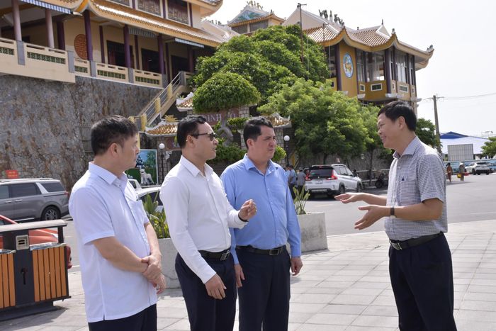 Đoàn công tác trao đổi khi khảo sát thực tế tại xã Long Hải. Ảnh: TRÚC GIANG
