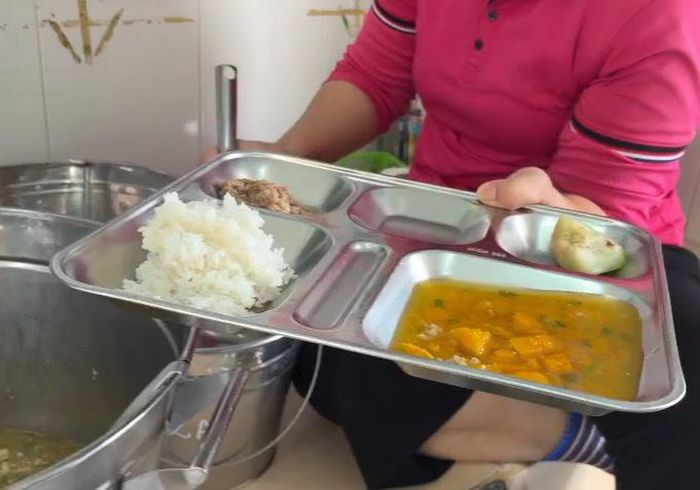  Khay thức ăn bữa trưa ngày 21-10. Ảnh: Phụ huynh cung cấp 