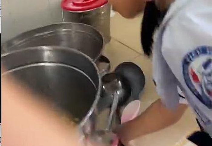  Dụng cụ múc thức ăn cho học sinh được đặt dưới nền gạch. Ảnh: Phụ huynh cung cấp 