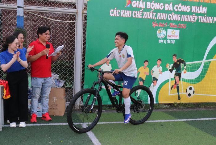  Cầu thủ xuất sắc nhất giải đấu nhận phần thưởng là chiếc xe đạp. Ảnh: THÁI PHƯƠNG 