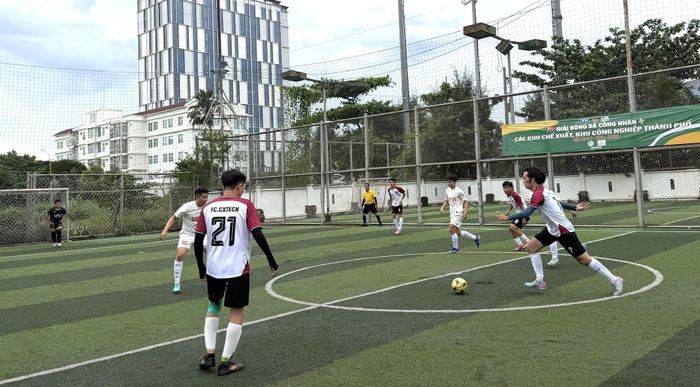  Các cầu thủ tranh tài tại Giải bóng đá công nhân các KCX-KCN lần thứ nhất. Ảnh: THÁI PHƯƠNG 