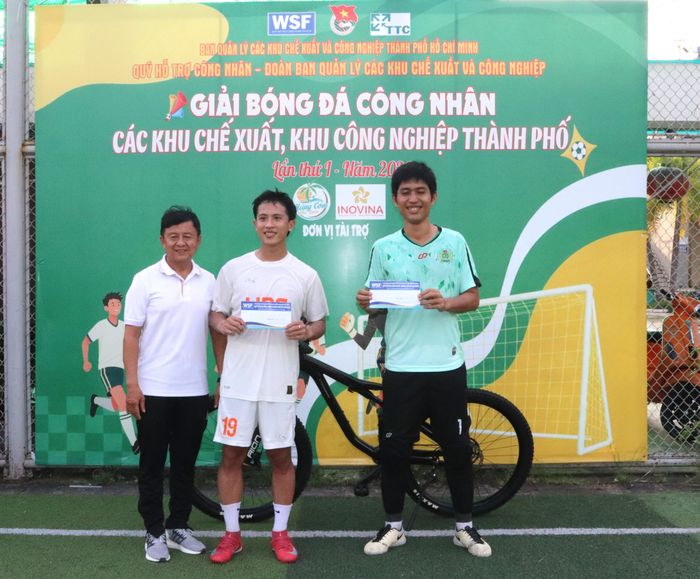  Các cầu thủ đoạt giải thủ môn xuất sắc nhất và vua phá lưới. Ảnh: THÁI PHƯƠNG 