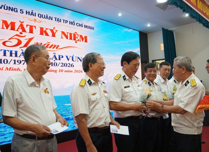  Ban tổ chức chương trình trao hoa và quà mừng thọ hội viên cao tuổi tại chương trình 
