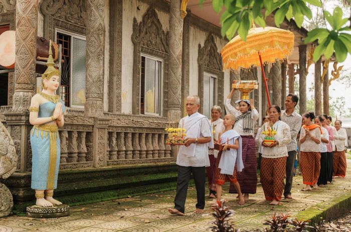  Ca sĩ Phúc Anh mang văn hóa Khmer Nam bộ vào MV “Mẹ Cò” 