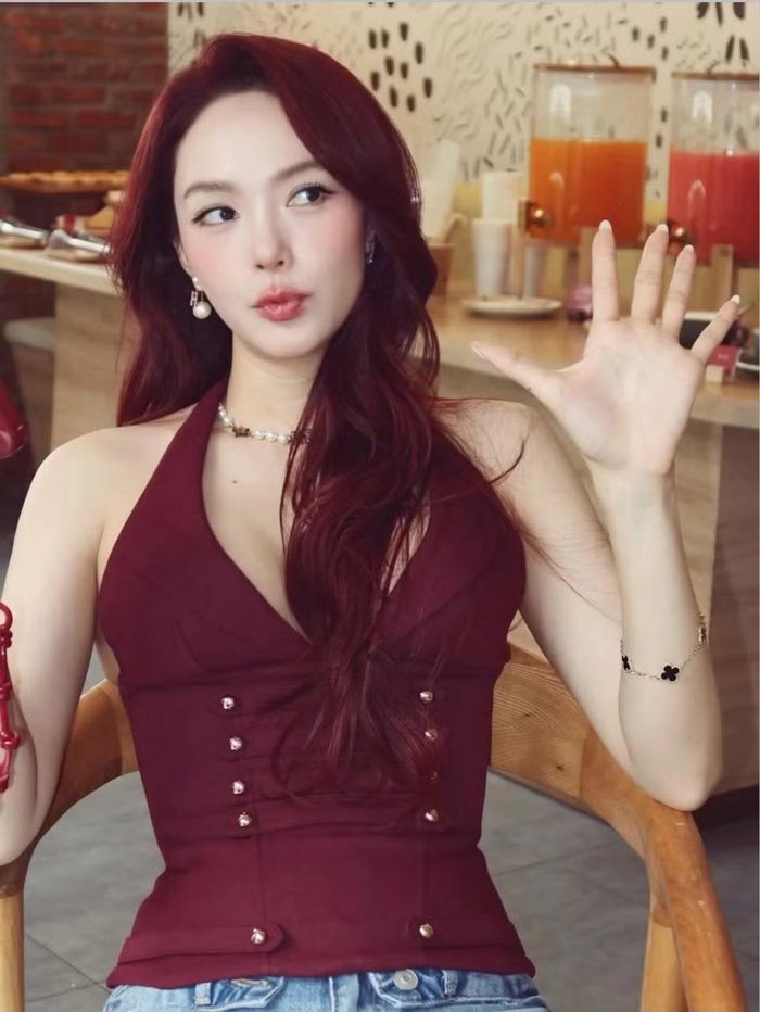 Ngay sau khi hình ảnh được chia sẻ, diện mạo của Minh Hằng nhanh chóng trở thành chủ đề được khán giả quan tâm. Nhiều người dành lời khen cho cách lựa chọn trang phục tôn dáng, cho rằng nữ ca sĩ vẫn giữ được sức hút riêng nhờ sự tự tin và phong cách thời trang biến hóa. Ảnh: IG minhhang2206