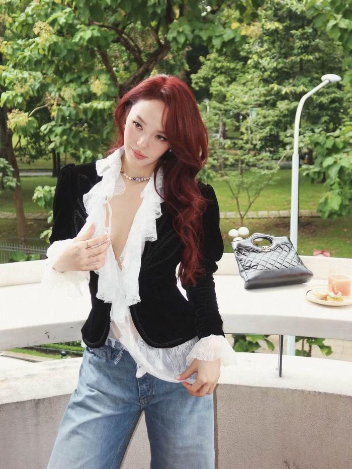 Về cuộc sống riêng, nữ nghệ sĩ đang tận hưởng tổ ấm bên chồng doanh nhân và con trai. Việc cân bằng giữa công việc, gia đình và chăm sóc bản thân cũng là khía cạnh khiến hình ảnh Minh Hằng nhận được sự quan tâm của người hâm mộ. Ảnh: FB Minh Hằng